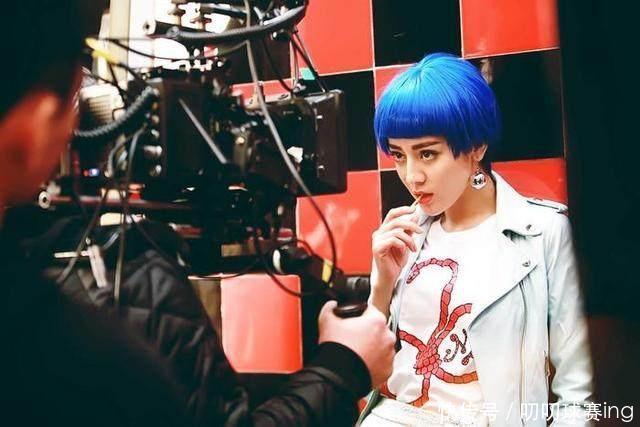 换个发色像换头！郑爽解封颜值，昆凌像洋娃娃，唯独热巴颜值下降