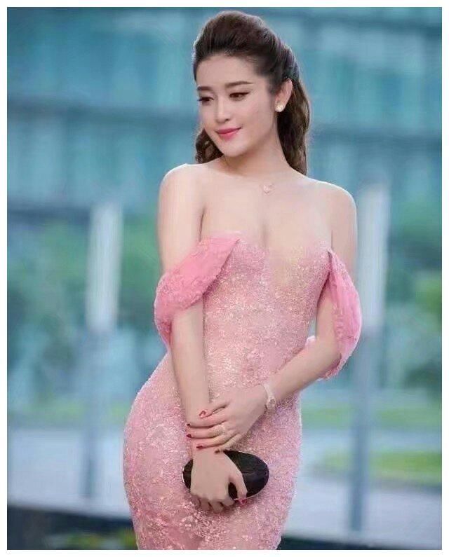 街拍：图4一袭长裙，展现“傲人”的曲线，真是霸气范十足啊！