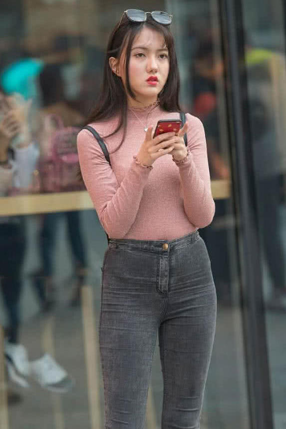 清纯女学生穿紧身牛仔裤洋溢青春玉女魅力，网友：这蒜头鼻子太可