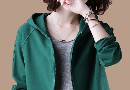 今年流行的薄风衣，50岁妈妈穿上美爆了，百件毛衣也不换