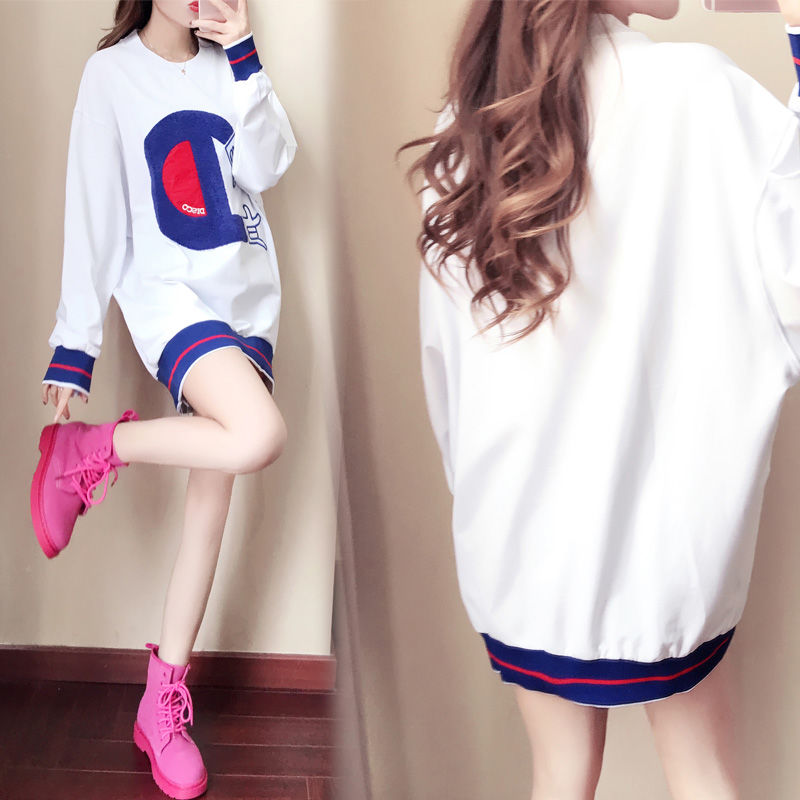 女人再漂亮，少穿裙子配打底裤，现流行“卫衣裙”，配短裤美到翻