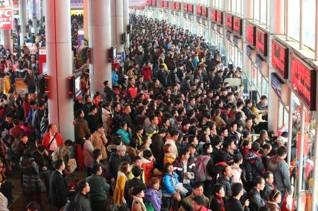 当中国春运遇上印度火车，哪个更拥挤？装还是印度能装