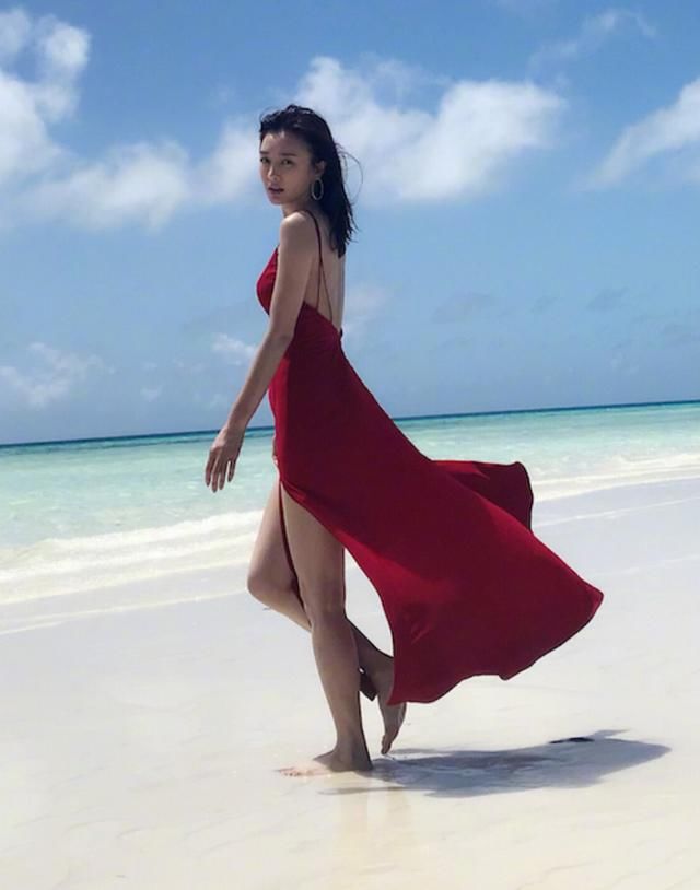 秦岚穿红裙风情万种，光脚戳进沙子真6，“富察皇后”本人了！