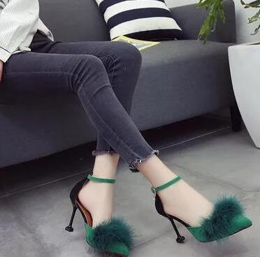 尖尖细高跟，经典大方的鞋型透漏着简单时尚，做个小野猫