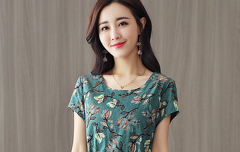 女人到了40，要打扮嫩一点!试试“蜂腰”连衣裙，美得挪不开眼