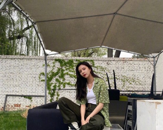  「时髦」牛油果色不会穿?看看这些街拍吧,照着穿就行,好看又时髦