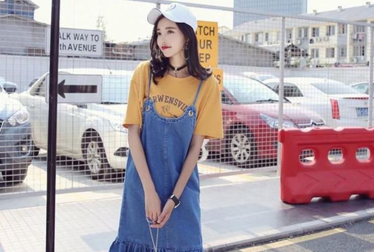  『人人』人人都穿过的strap dress，原来要这样搭配，减龄不像穿围裙