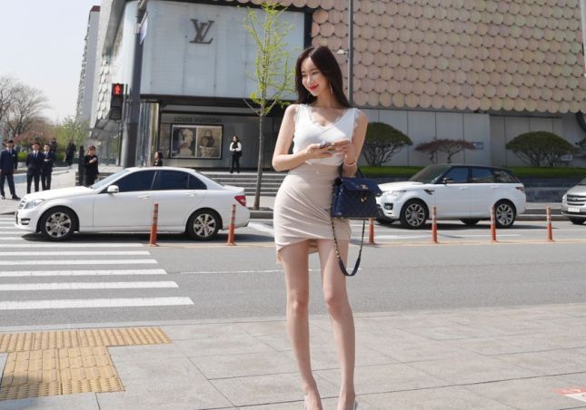 身材曼妙的紧身裙美女，释放浪漫气质，尽显都市女神魅力