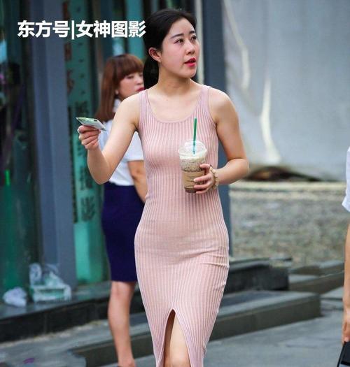 街拍美女：穿粉红紧身裙的小姐姐，优雅时尚！