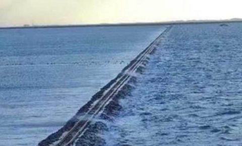 世界上最“凶险”的铁路，建立在大海中央，还不会被海水淹没