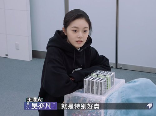 『照片』难怪赵今麦从不戴眼镜,看到她唯一戴眼镜照片,这是怕被追吗