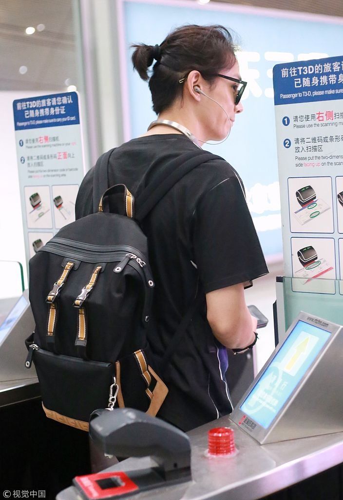 奶爸李承铉架黑超梳小辫潮男范 表情萌萌哒似偷师女儿Lucky