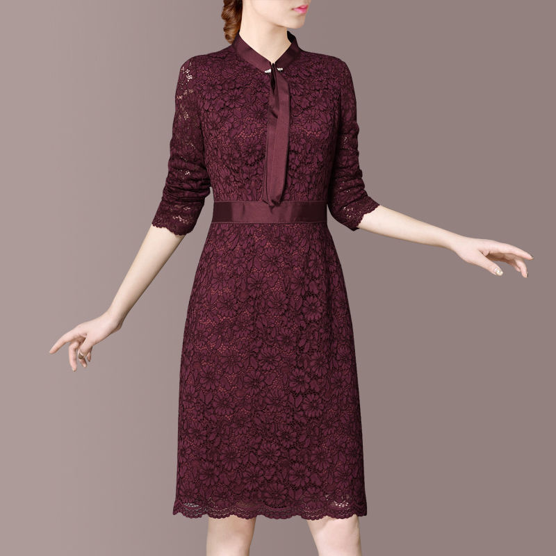 天呐,60后小姨真敢穿!“酒红”妈妈装+裸鞋,洋气减龄二十岁