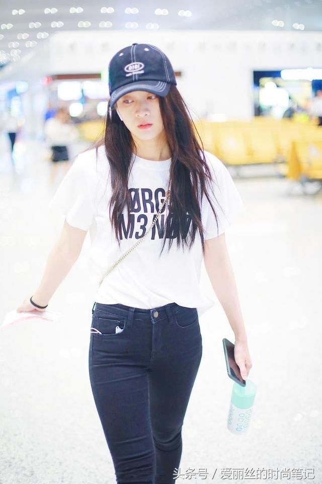 张雪迎现身机场，穿裤子紧到勒出皱褶，网友：衣服塞不进别硬塞