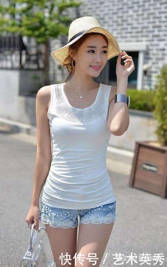 时尚街拍：女人都喜欢穿紧身热裤，但这么美的一般人遇不到！