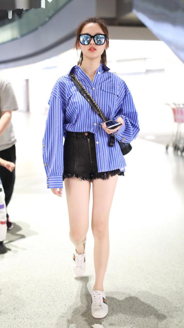 杨超越太猛了！浑身上下只穿一件白T就出门，而且只能到大腿根！