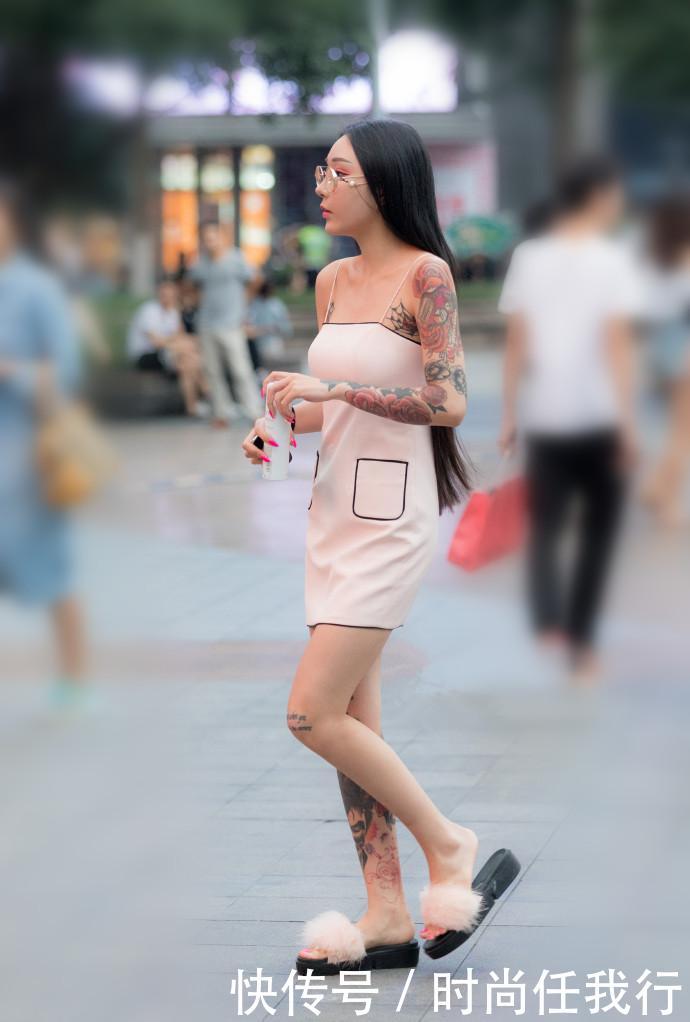 街拍: 图1“肚兜“似的小背心很诱惑,图4纹身引发网友热议！