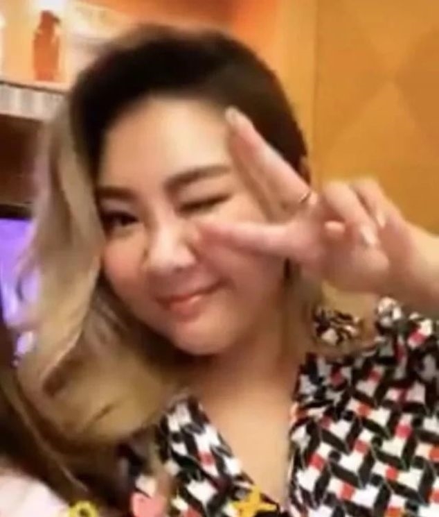 沈殿霞:郑欣宜与父亲后妈一家人团年照曝光, 郑少秋小女儿罕见露面很惊艳