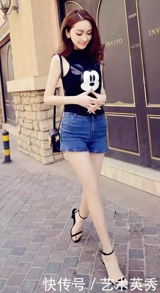 时尚街拍：女人都喜欢穿紧身热裤，但这么美的一般人遇不到！
