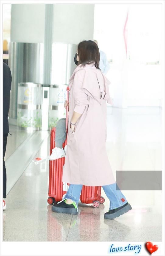 当32岁何洁穿粉色衬衫裙撞上50岁周慧敏，网友：二人互换了年龄？