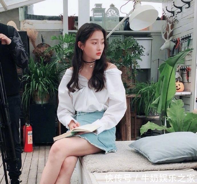 身高172的关晓彤, 一旦秀起腿来挡都挡不住, 裙子都提到胸了!