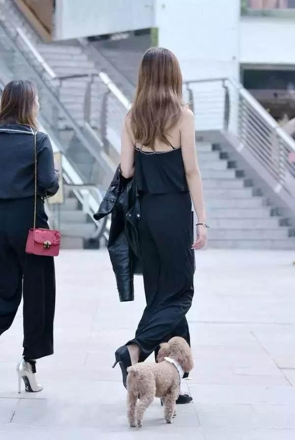 街拍：俩小姐姐穿纯黑色迷人，网友：妹子这是肚兜吗？