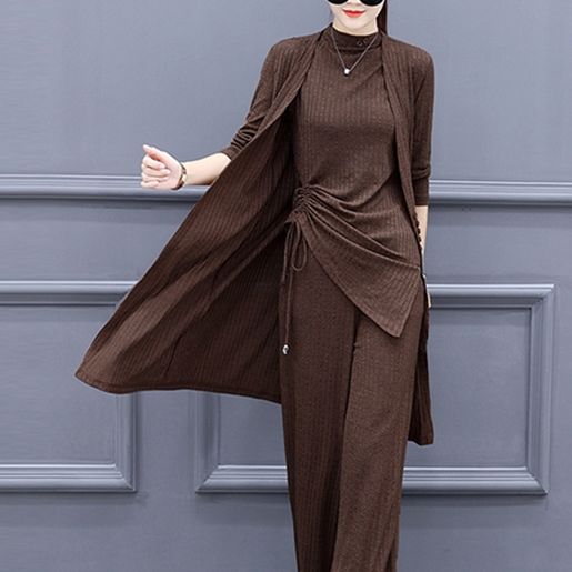 7080后的女人自带知性美，九月就穿这样的气质套装，优雅减龄