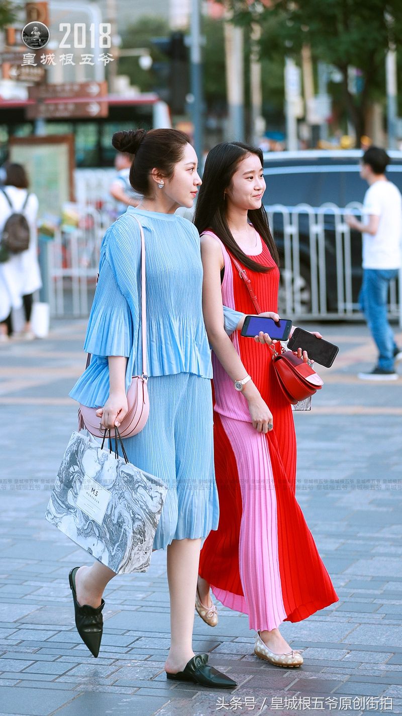 街拍:炎热的三伏天也可以打扮得既时尚又清凉