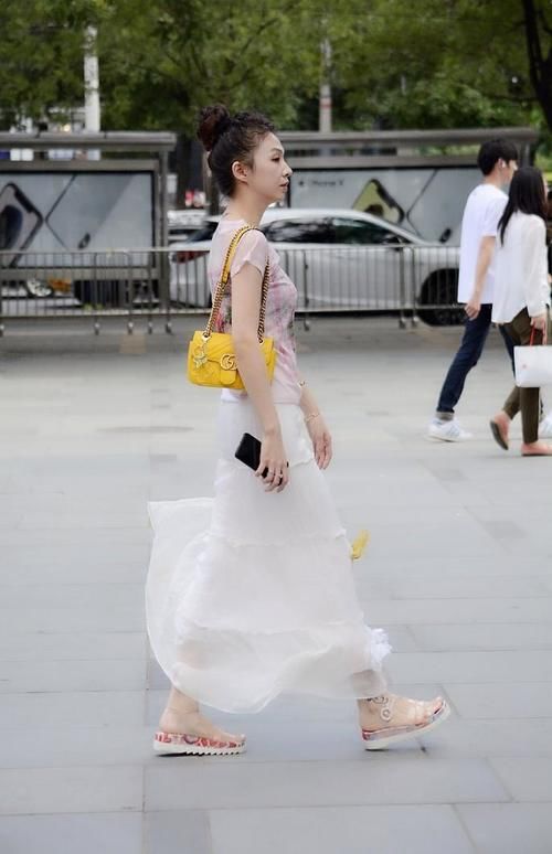 北京街拍:时尚街区的这些女孩有气质又有范,你最欣赏哪一位?