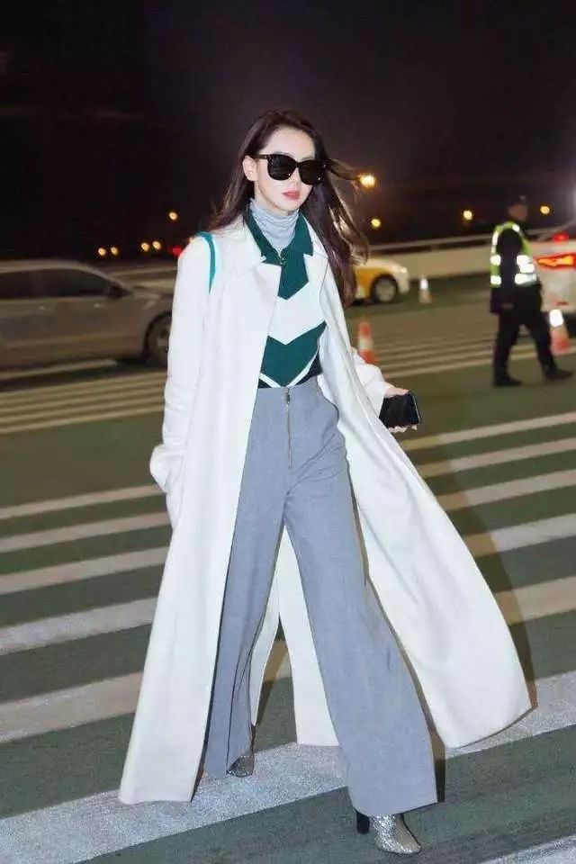 看来戚薇的腿，男人都要怀疑人生，网友：就是两根擎天柱