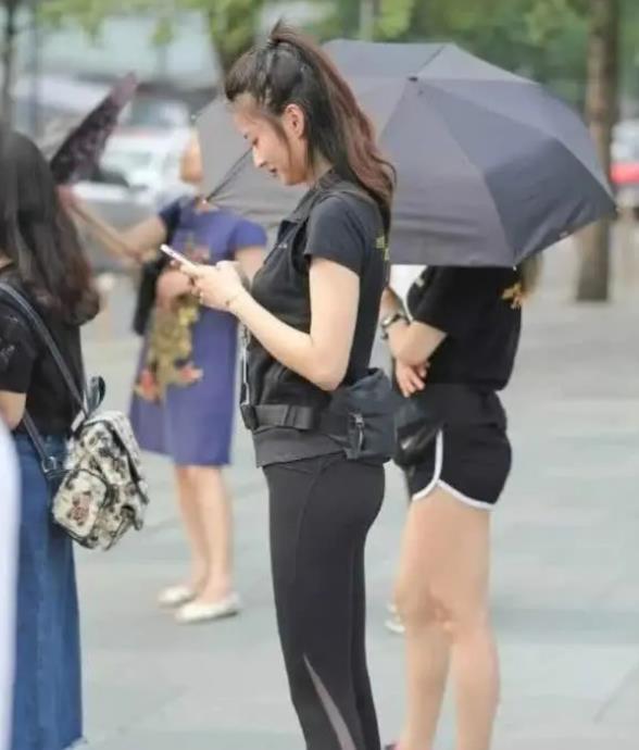 『 优雅』一件白色的连衣裙,优雅女神气质风采,街拍:美不胜收的美女