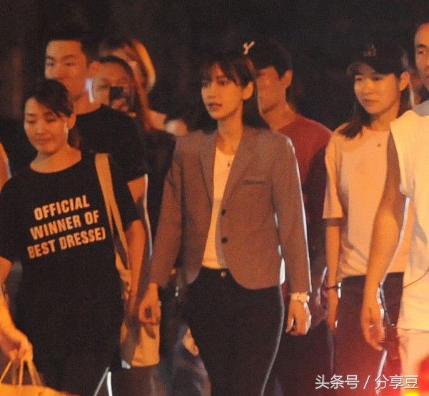 Baby与邓伦街头拍戏 嘟嘴吃面条呆萌认真 经历假吃造谣后都认真吃