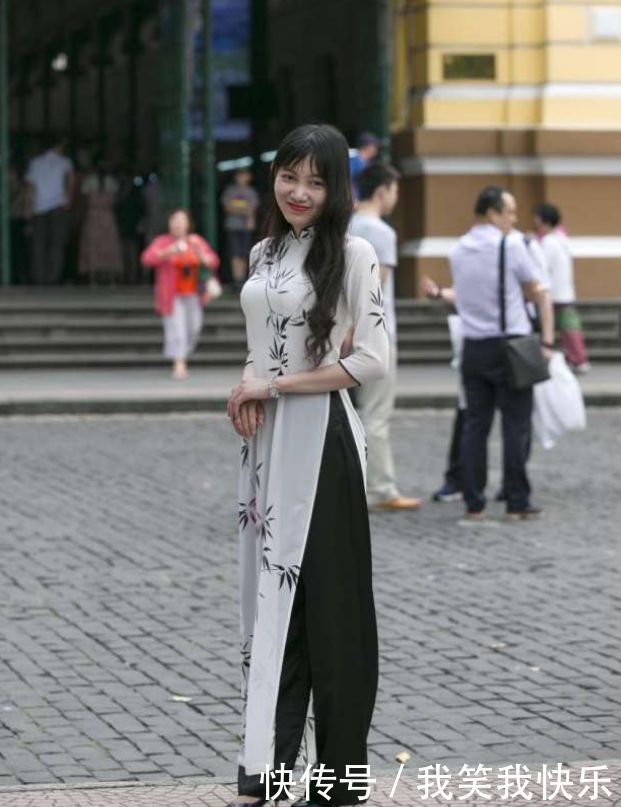 开叉到腰的奥黛美女回头率高, 到越南的中国游客纷纷夸赞