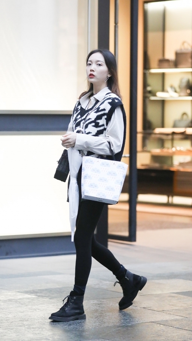 美女|路人街拍,气质娴静的美女,一身着装给人的感觉轻柔又得体