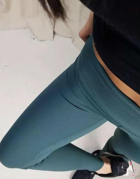 知性小姐姐宝蓝色紧身裤勾勒出丰腴小翘臀，好身材玩起自拍就是这