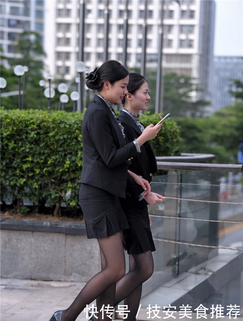 # 穿着#长得高就是有优势啊!,路人街拍:穿着职业装的2个小姐姐