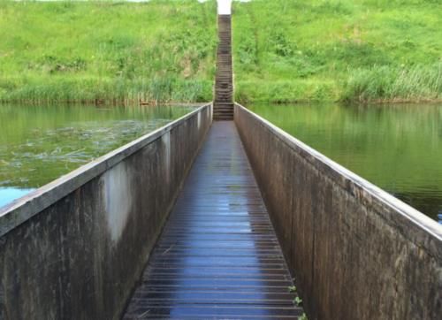 全球唯一的“隐身桥”，工人错将图纸看反，却意外造就“桥梁界”