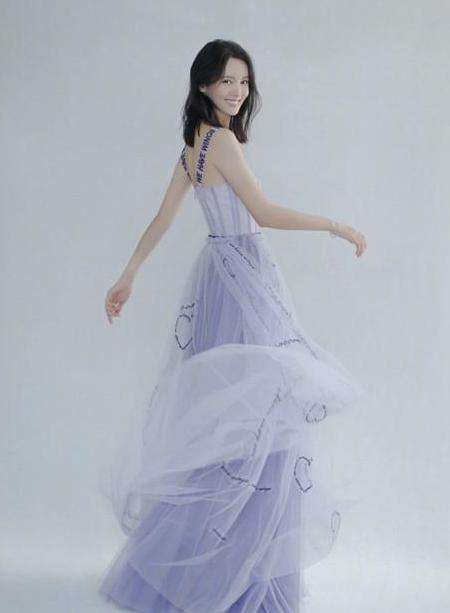 Skr!“萌妃”金晨秀超高难度一字马 网友：确实可以卖艺了！