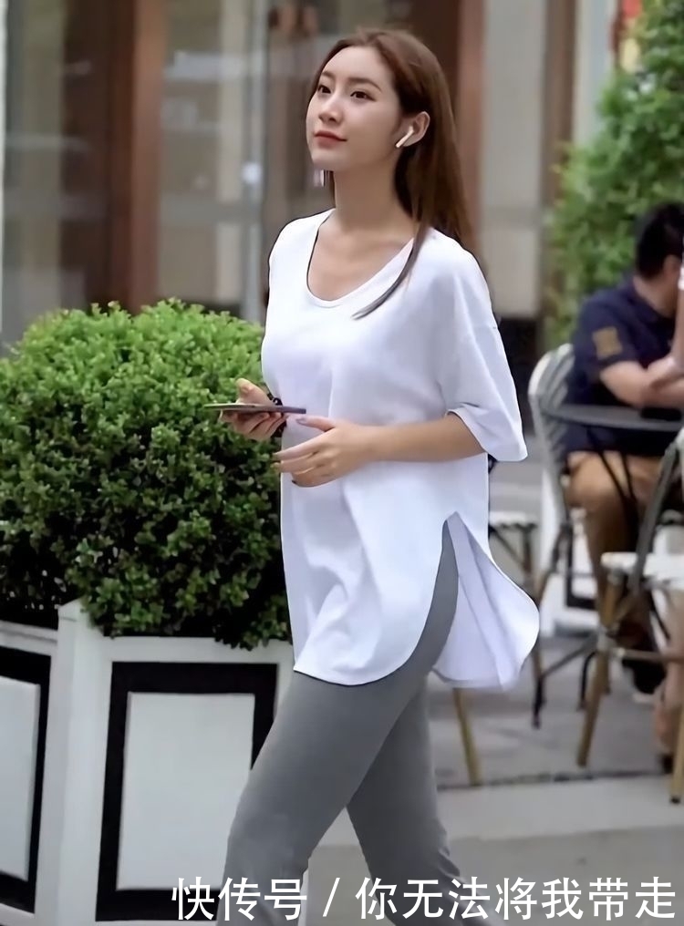  『美女』美女是来街拍还是去买菜，穿着“睡衣”就出门了，够接地气