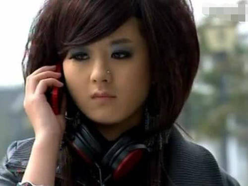 长得美就可以不顾发型?赵丽颖非主流,一人好似一月没洗头!