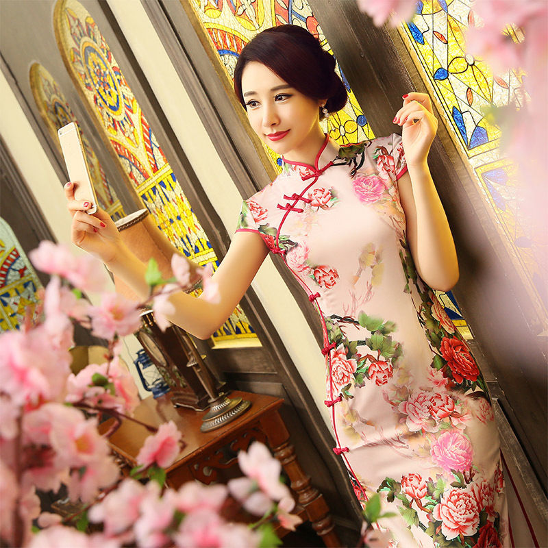 32岁媳妇真会打扮，同学聚会穿的第5款洋气旗袍，同学直呼嫩美