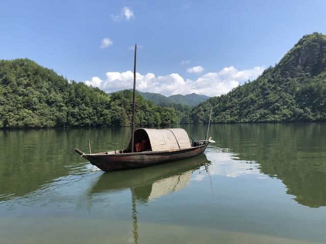 浙江第二大人工湖，湖里最大黑鱼128斤，全国各地游客往这里跑