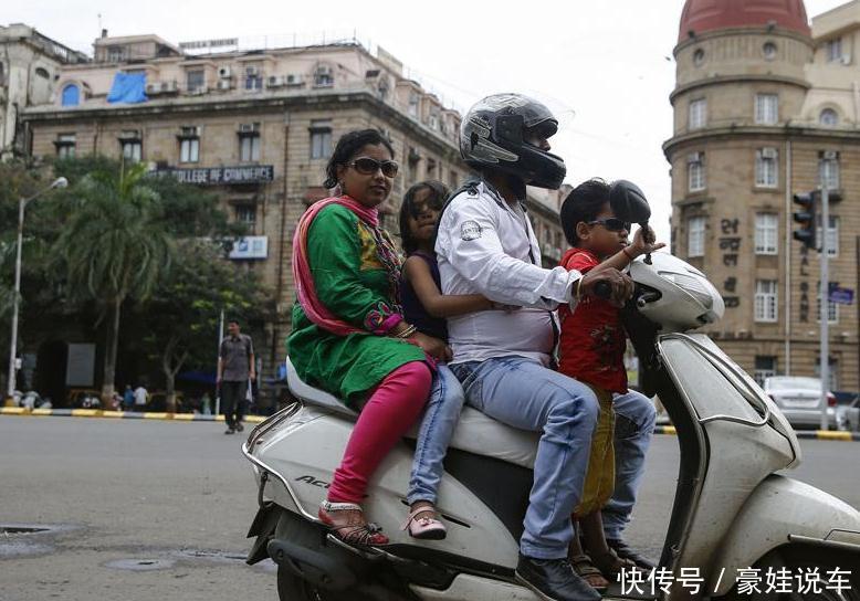 印度：中国发展那么好，有摩托车吗？我们都有，中国：我们都开车