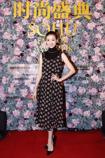 37岁董洁现身活动，薄纱裙穿出一片风尘，网友：清纯形象瞬间崩塌