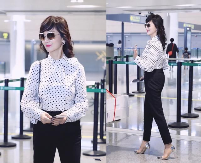 赵雅芝太牛掰了！64岁穿连体条纹西装，网友：一般人穿能丑哭！