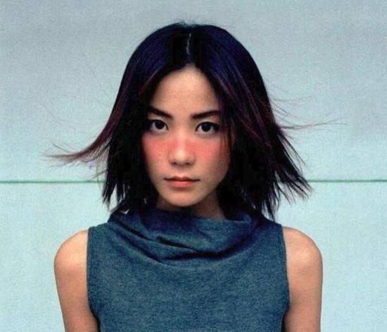 坤音四子过敏脸出道 这画风在致敬98年的王菲吗？