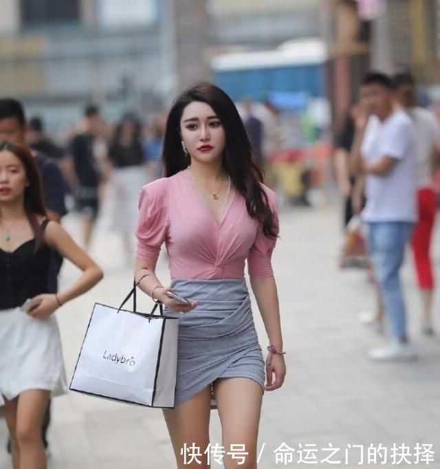  「优雅」时尚街拍成熟的小姐姐一身粉嫩装扮，紧身牛仔裤笔直修长