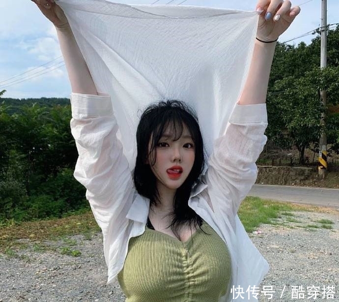 身材:美女街拍颜值很高的小姐姐,穿搭吊带裙,显得身材十分曼妙