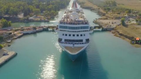 22.5米的邮轮进入希腊运河，网友：这技术能开航母了