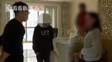 「电话」男孩打着电话买东西 店主听着不对一把夺过手机